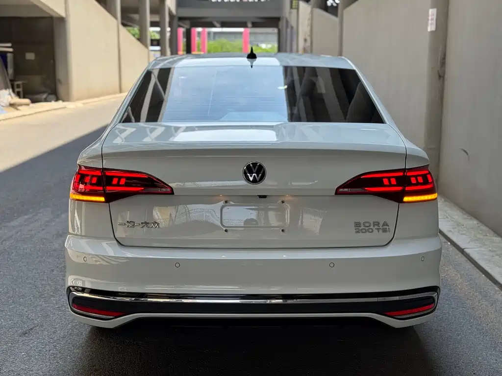 Bora 200 TSI DSG Smart Travel