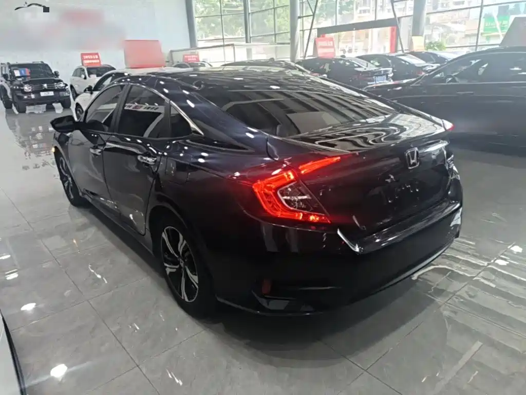 Civic 220 TURBO CVT Distinguished