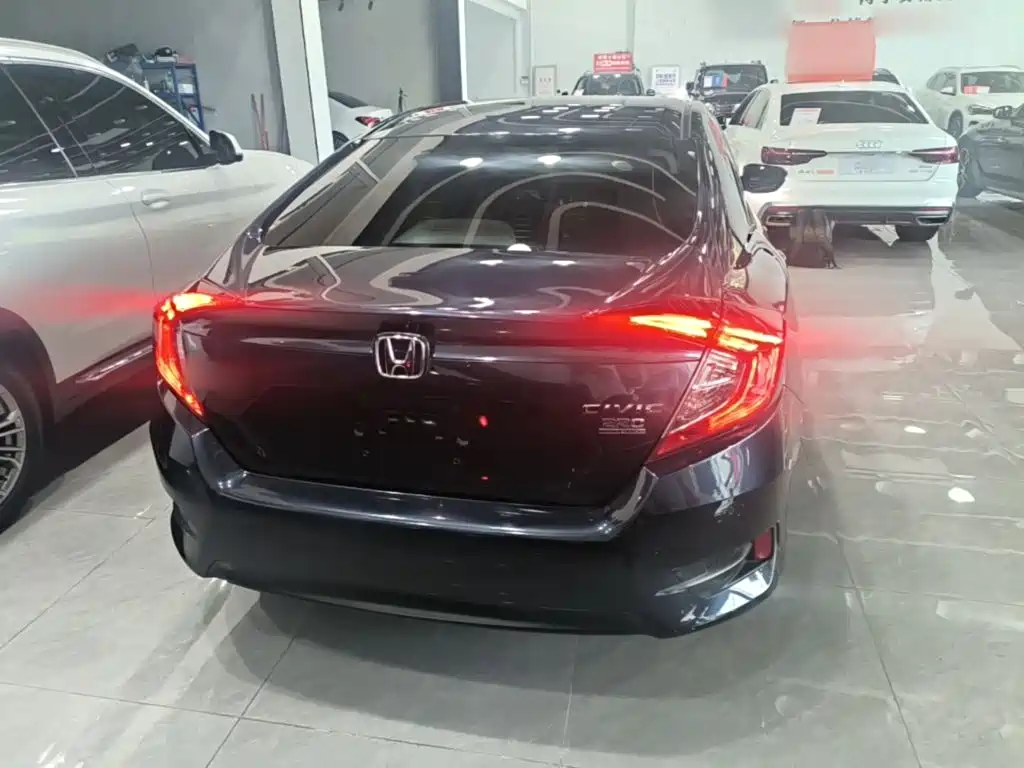 Civic 220 TURBO CVT Distinguished