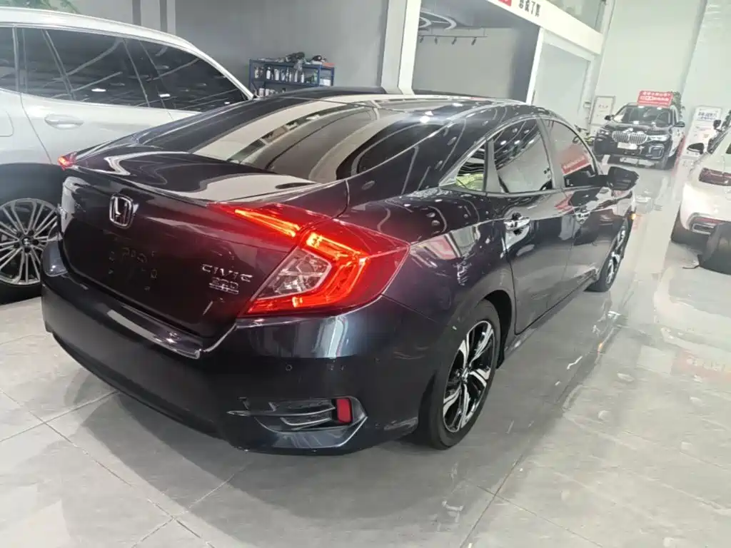 Civic 220 TURBO CVT Distinguished