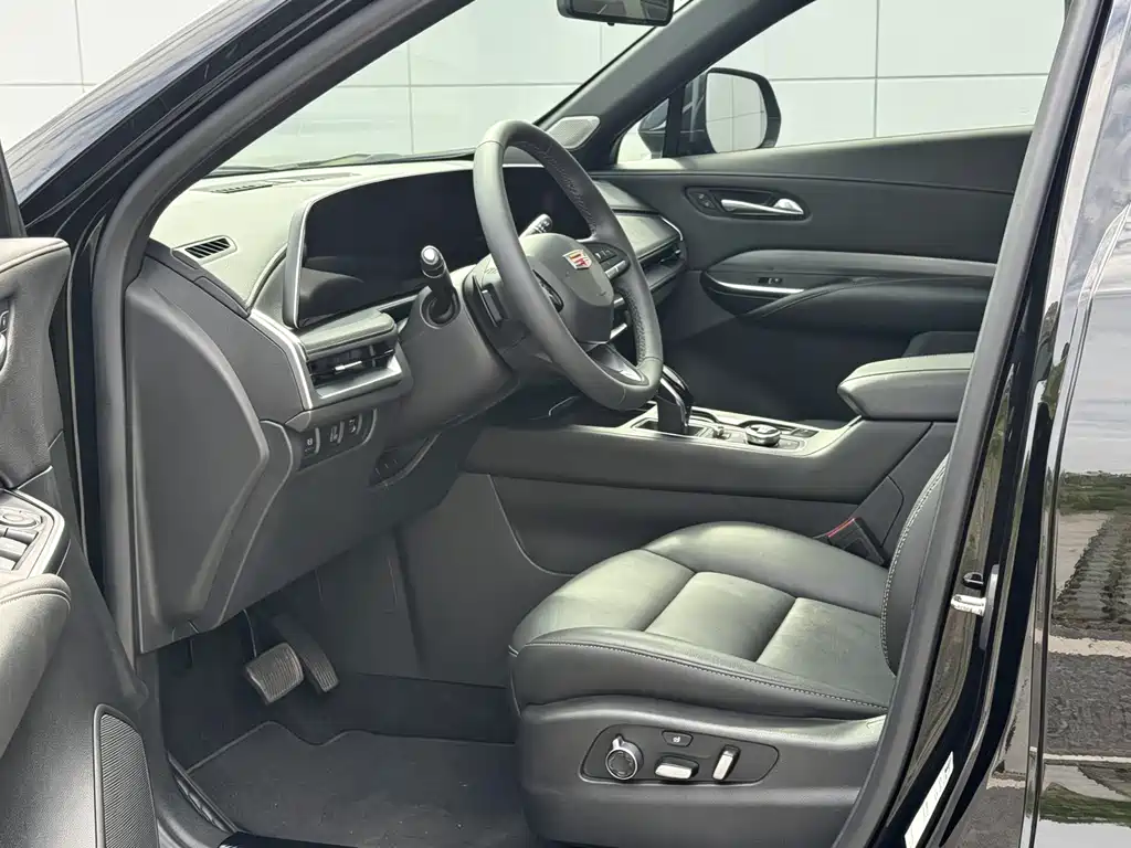 Cadillac XT4 28 T 2 WD Distinguished