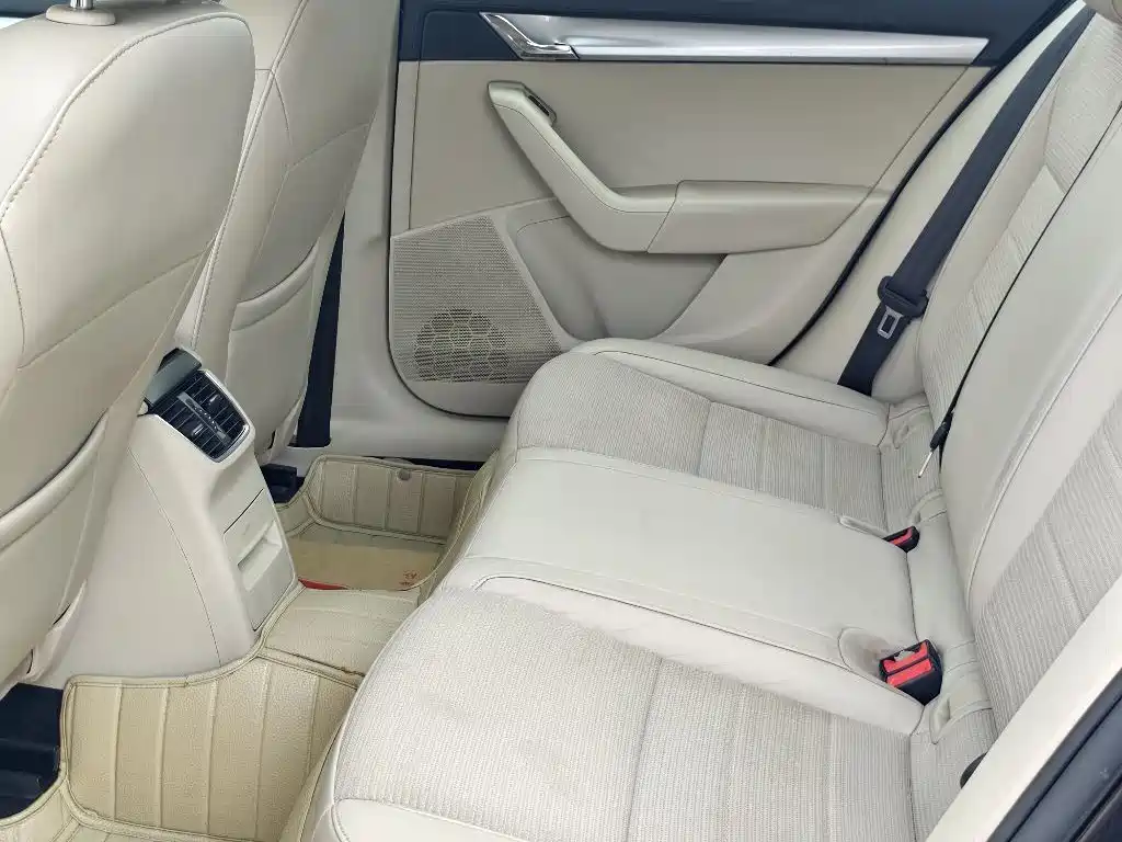 Octavia 1.6 L Auto Yijie