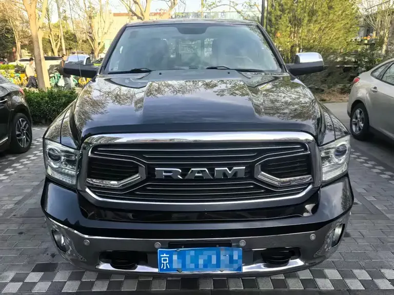 RAM Trucks 1500 5.7 L