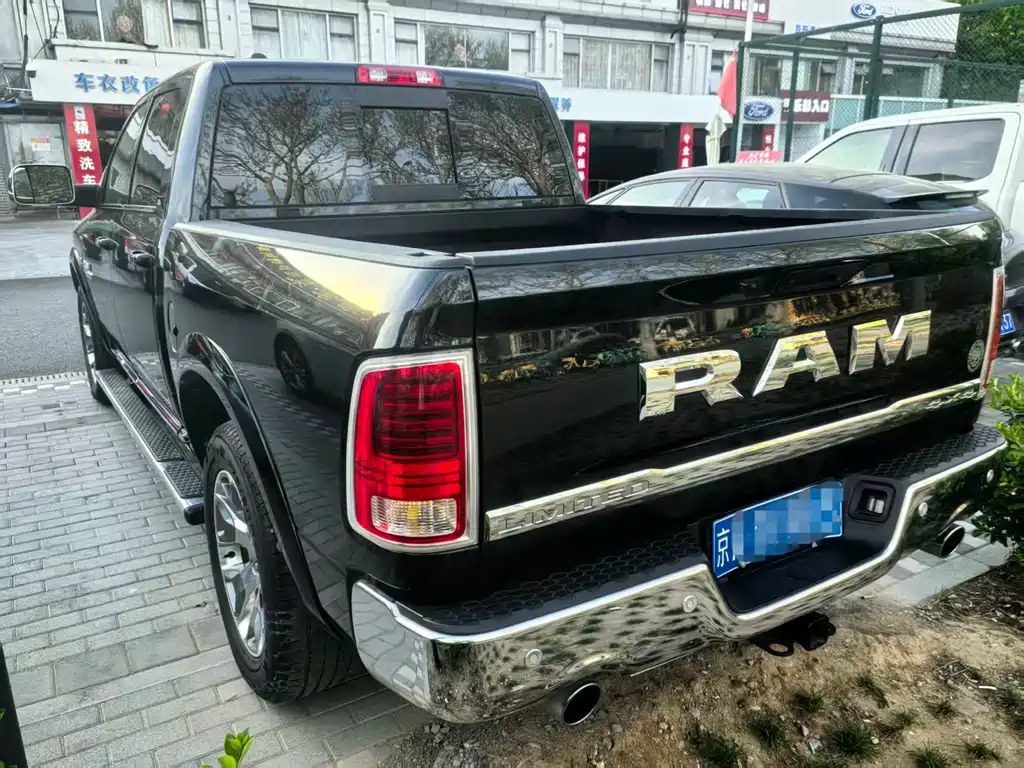 RAM Trucks 1500 5.7 L