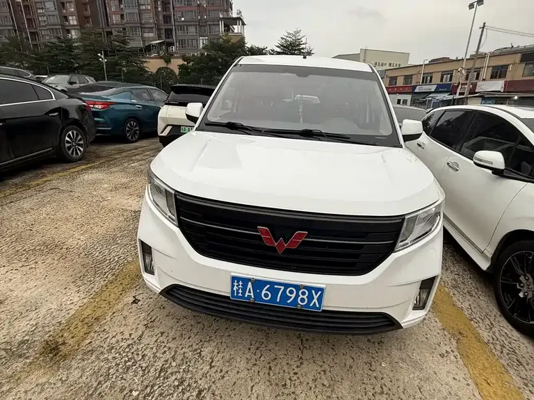 Wuling Hongguang PLUS 1.5 T Manual Comfort 7-seat