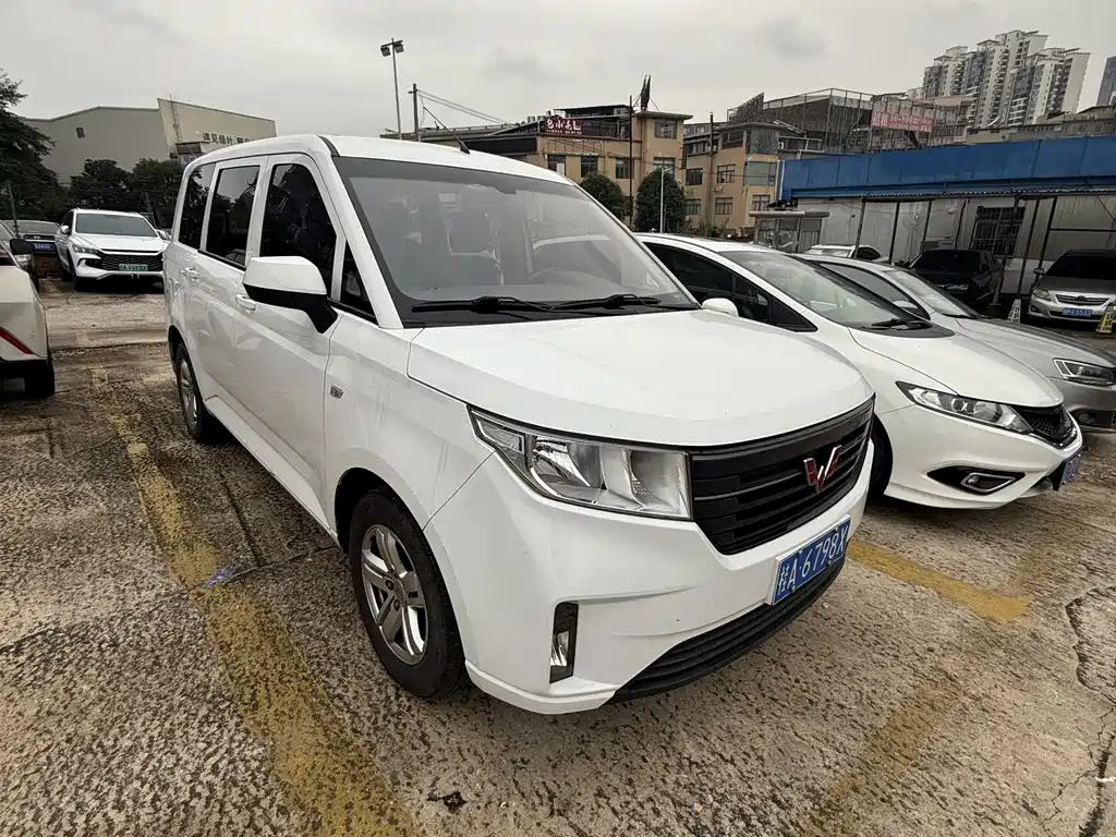 Wuling Hongguang PLUS 1.5 T Manual Comfort 7-seat