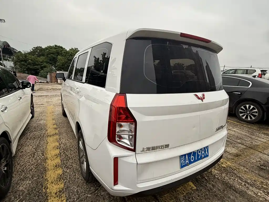 Wuling Hongguang PLUS 1.5 T Manual Comfort 7-seat