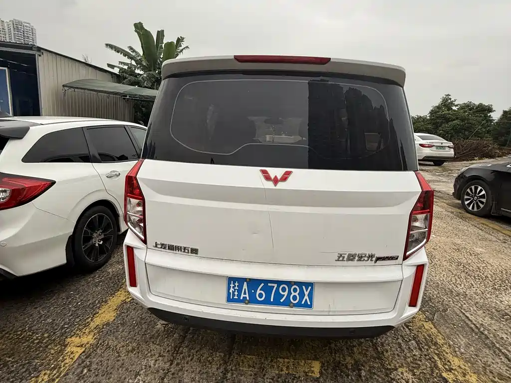 Wuling Hongguang PLUS 1.5 T Manual Comfort 7-seat