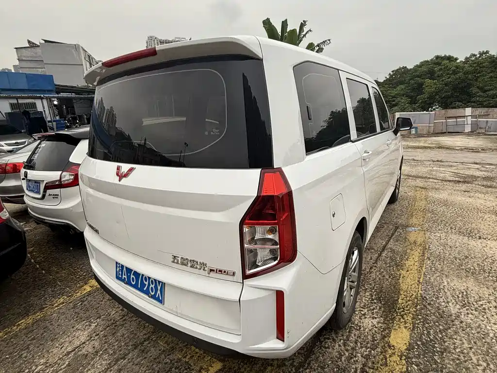 Wuling Hongguang PLUS 1.5 T Manual Comfort 7-seat