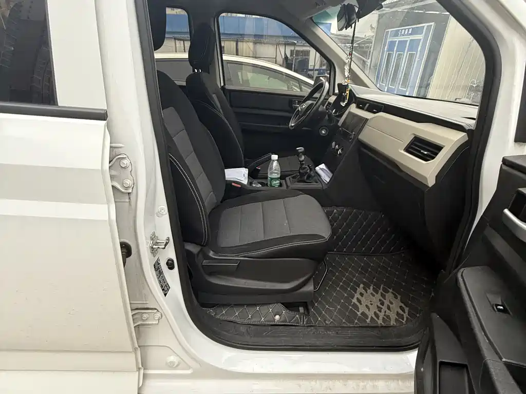 Wuling Hongguang PLUS 1.5 T Manual Comfort 7-seat