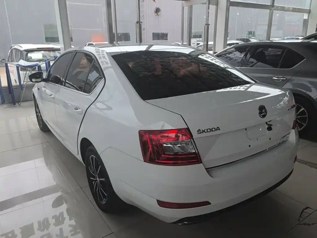 Octavia 1.6 L Auto Smart Travel