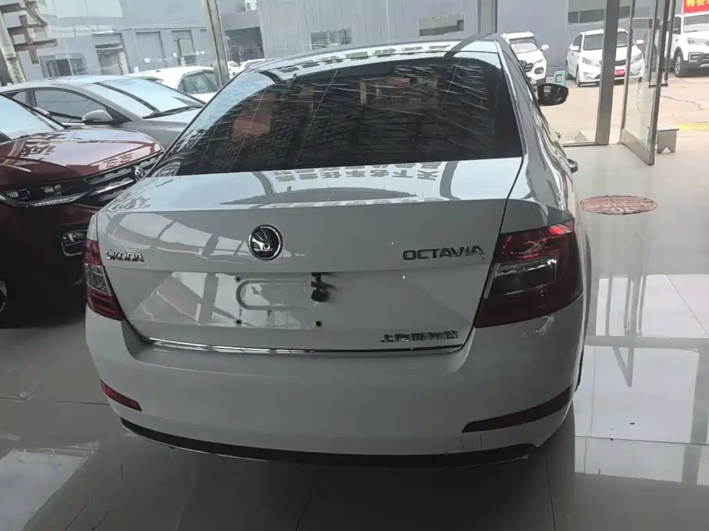 Octavia 1.6 L Auto Smart Travel