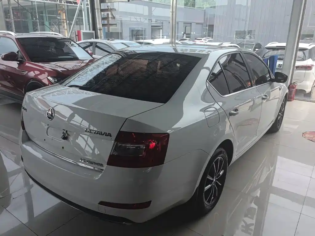 Octavia 1.6 L Auto Smart Travel