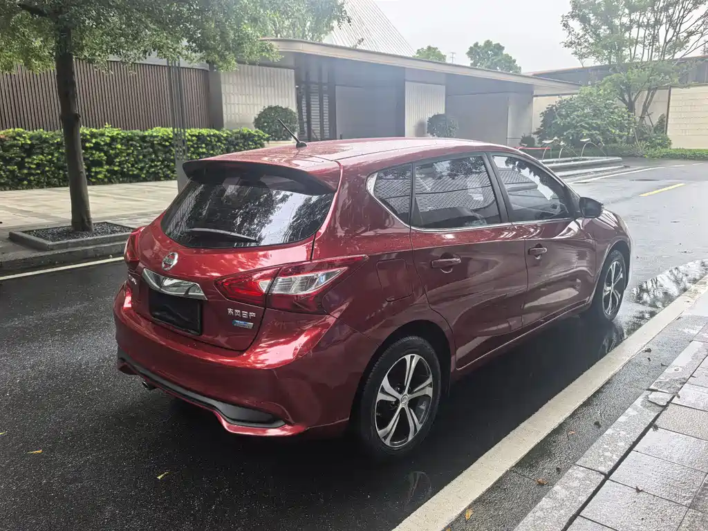 Tiida 1.6 L CVT Smart Travel