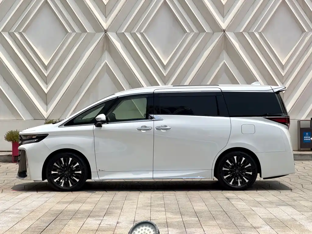 Vellfire Crown Dual Engine 2.5 L Supreme