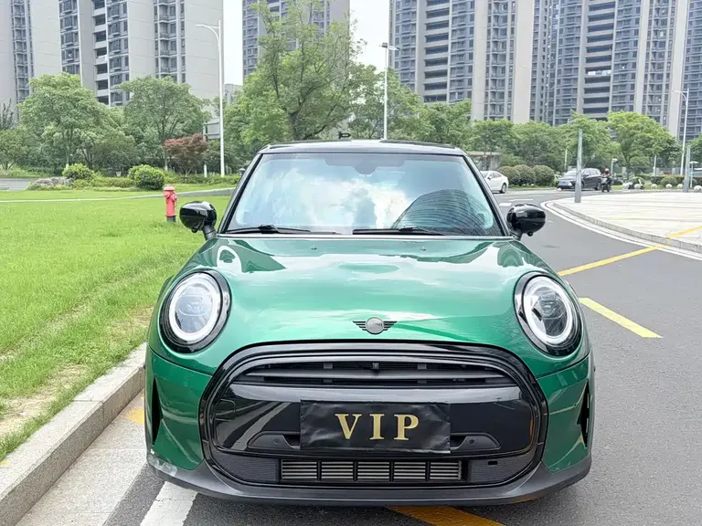 MINI 1.5 T COOPER Artist 5-door