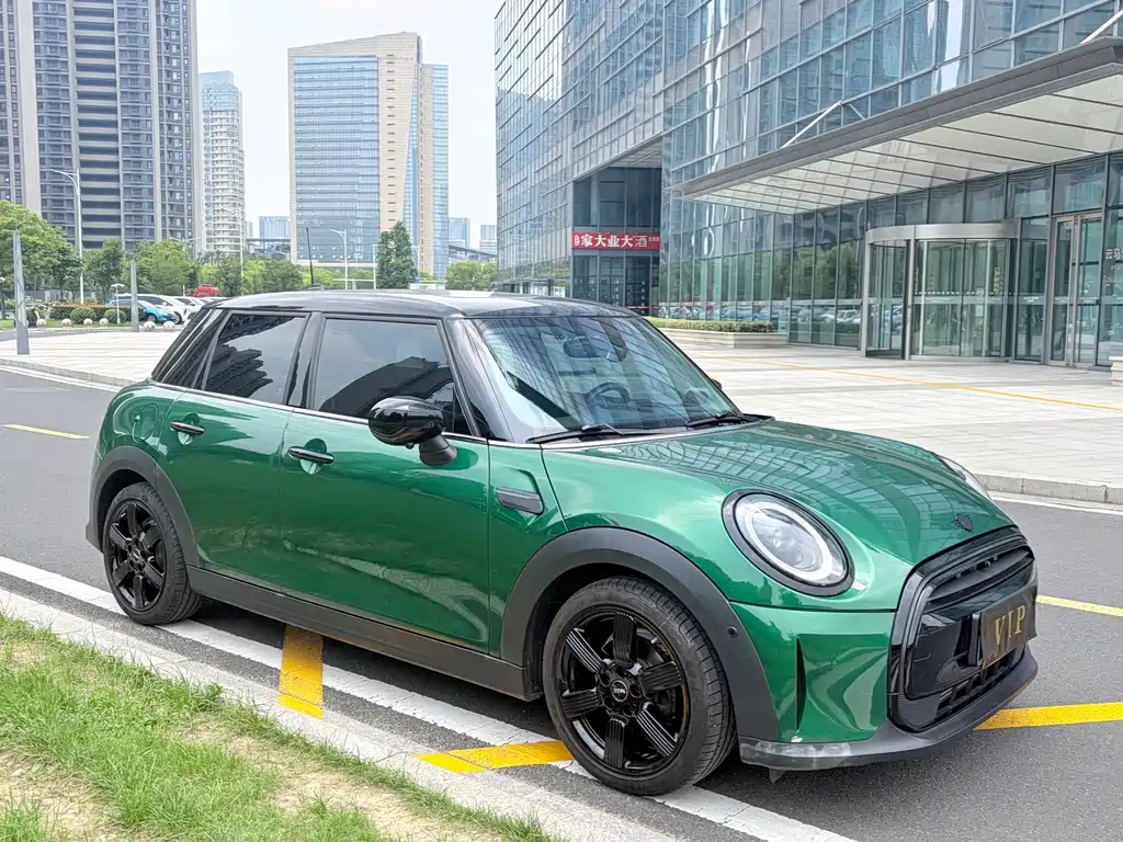 MINI 1.5 T COOPER Artist 5-door