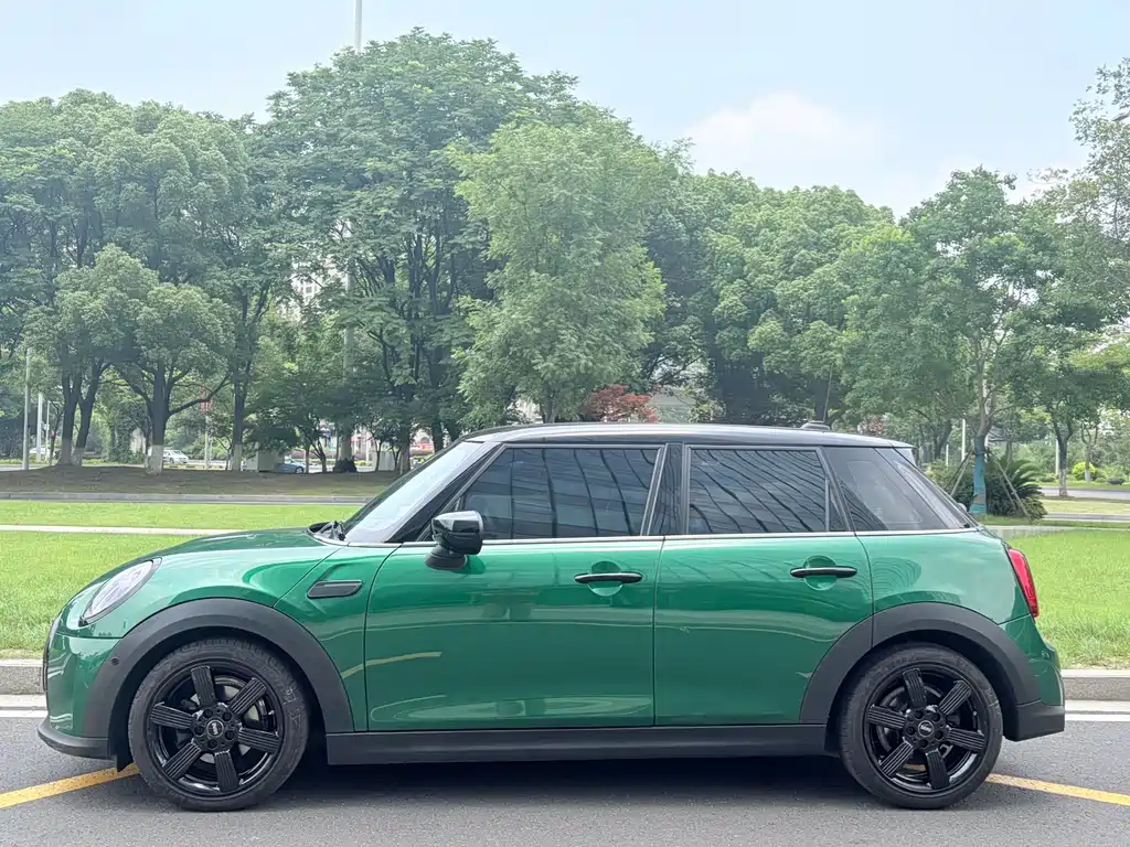 MINI 1.5 T COOPER Artist 5-door