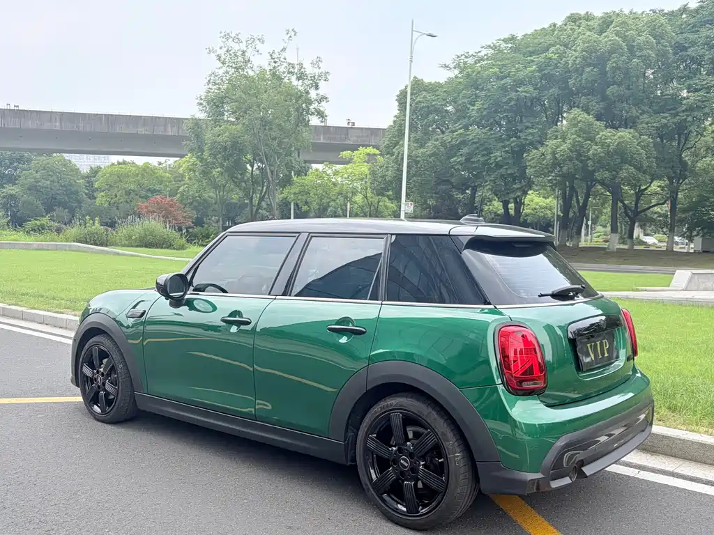 MINI 1.5 T COOPER Artist 5-door