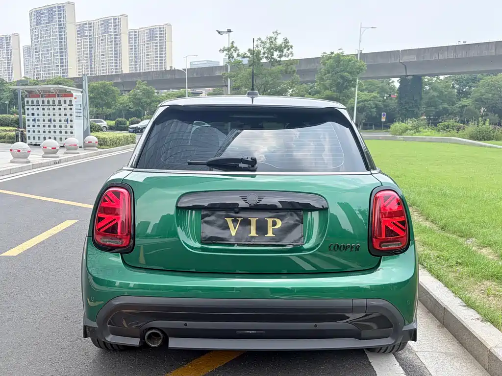 MINI 1.5 T COOPER Artist 5-door