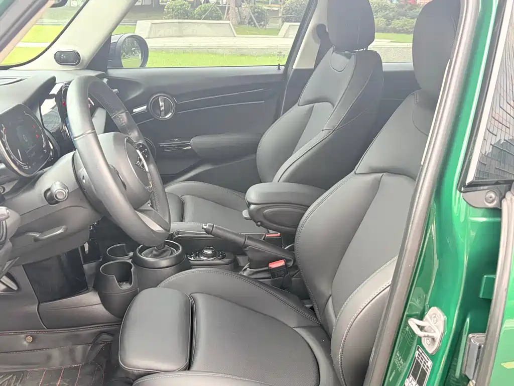 MINI 1.5 T COOPER Artist 5-door