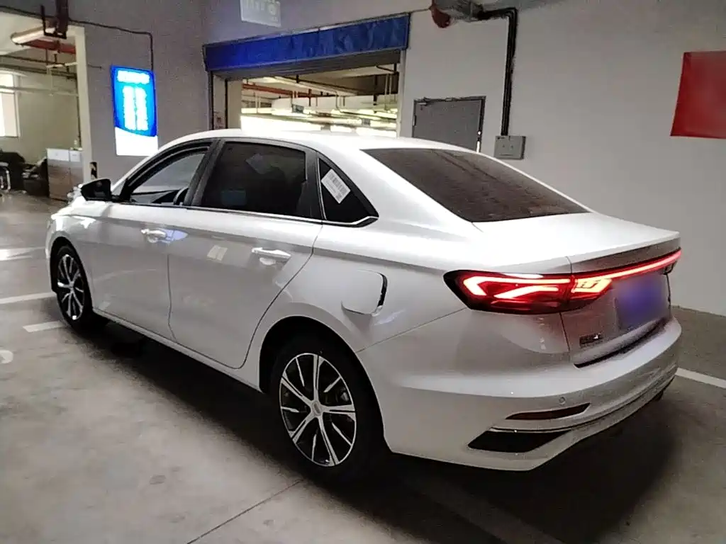 Emgrand 4 th Gen Champion 1.5 L CVT Flagship