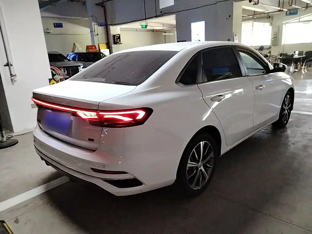 Emgrand 4 th Gen Champion 1.5 L CVT Flagship