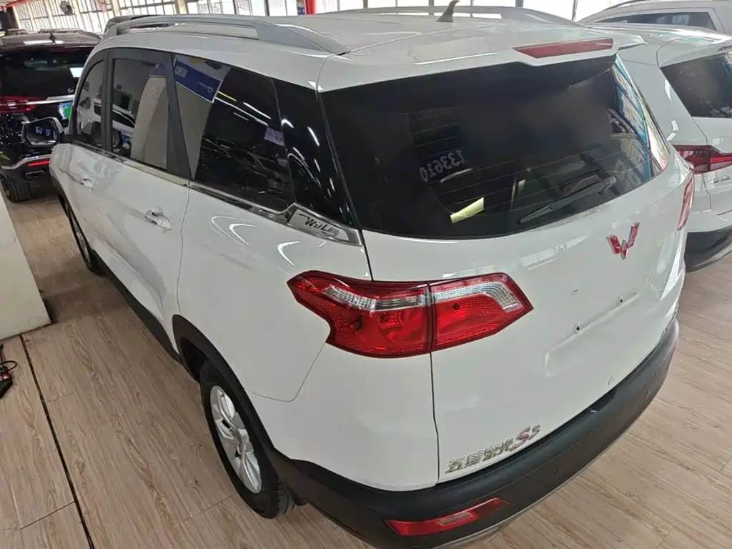 Wuling Hongguang S3 1.5 L Manual Luxury CN-V