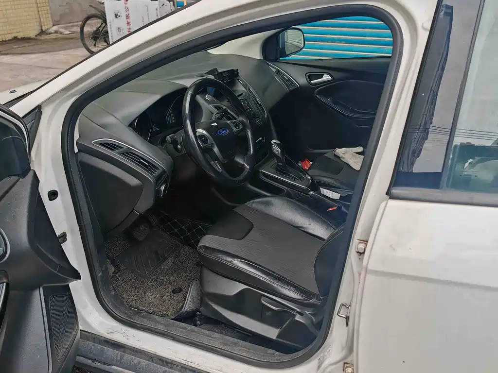 Focus Hatchback 1.6 L Auto Style