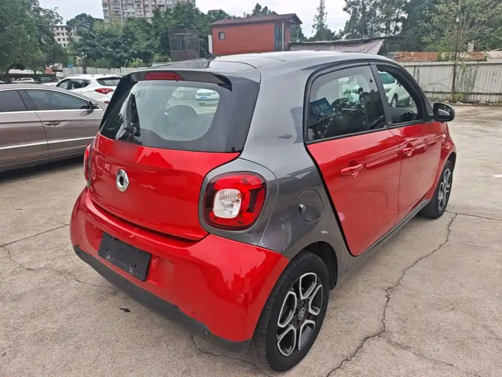 smart forfour 0.9 T 66 kW Pioneer