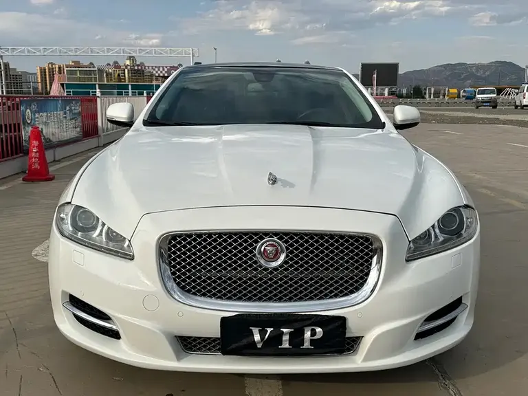 Jaguar XJ XJL 2.0 T 2 WD Graceful Business