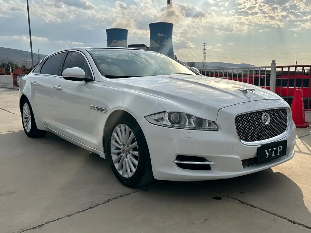 Jaguar XJ XJL 2.0 T 2 WD Graceful Business