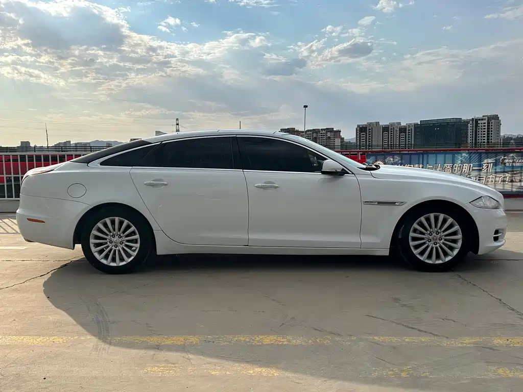 Jaguar XJ XJL 2.0 T 2 WD Graceful Business