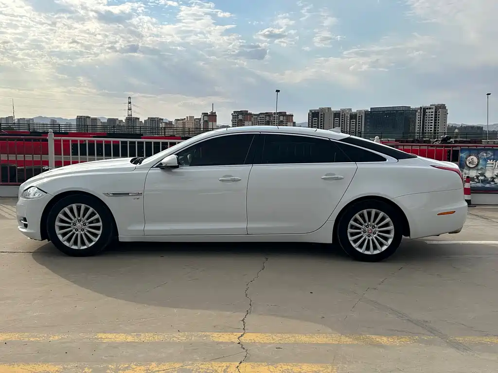 Jaguar XJ XJL 2.0 T 2 WD Graceful Business