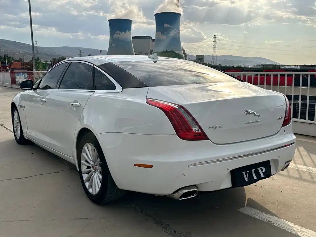 Jaguar XJ XJL 2.0 T 2 WD Graceful Business