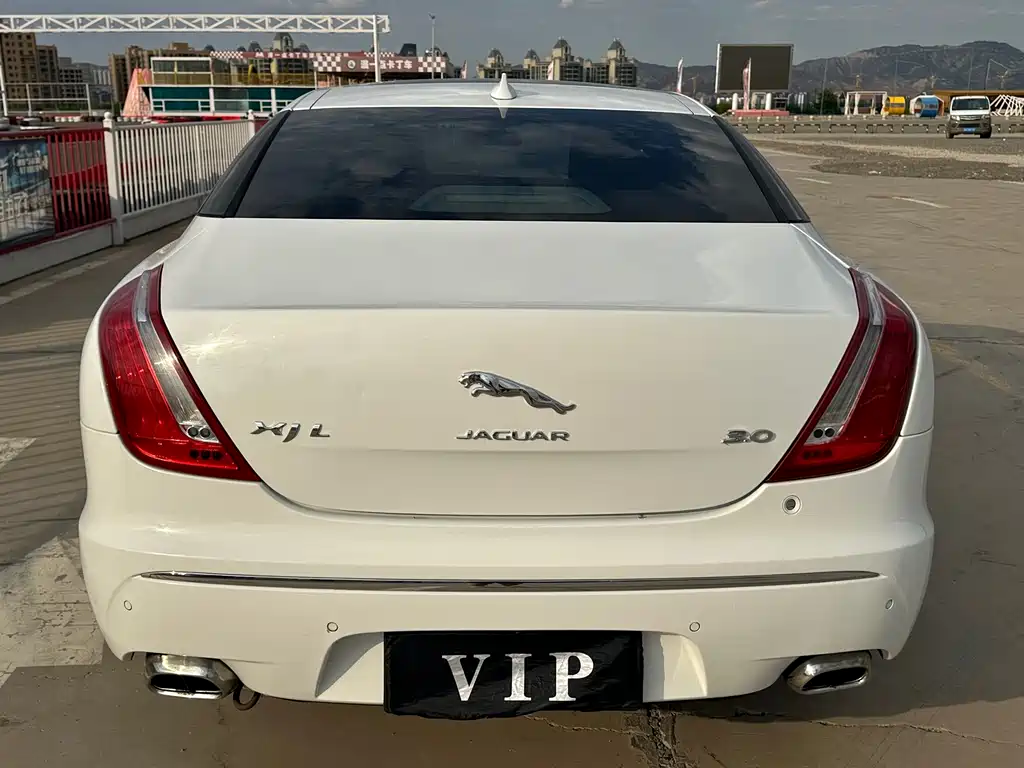 Jaguar XJ XJL 2.0 T 2 WD Graceful Business