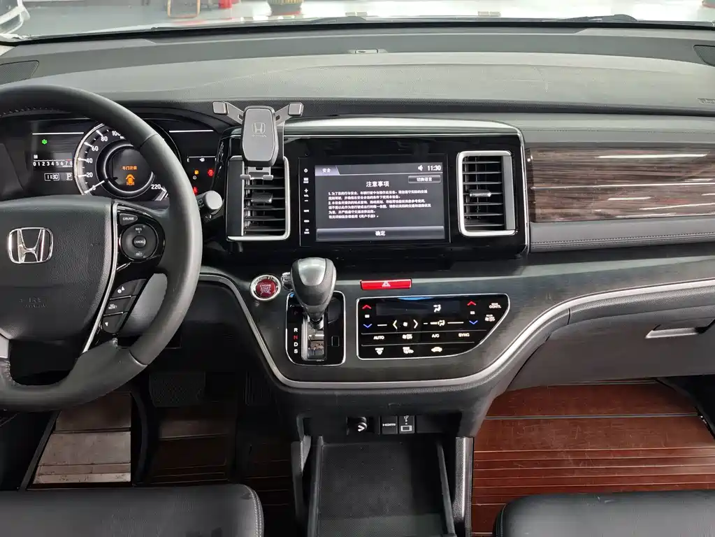 Elysion 2.4 L Luxury