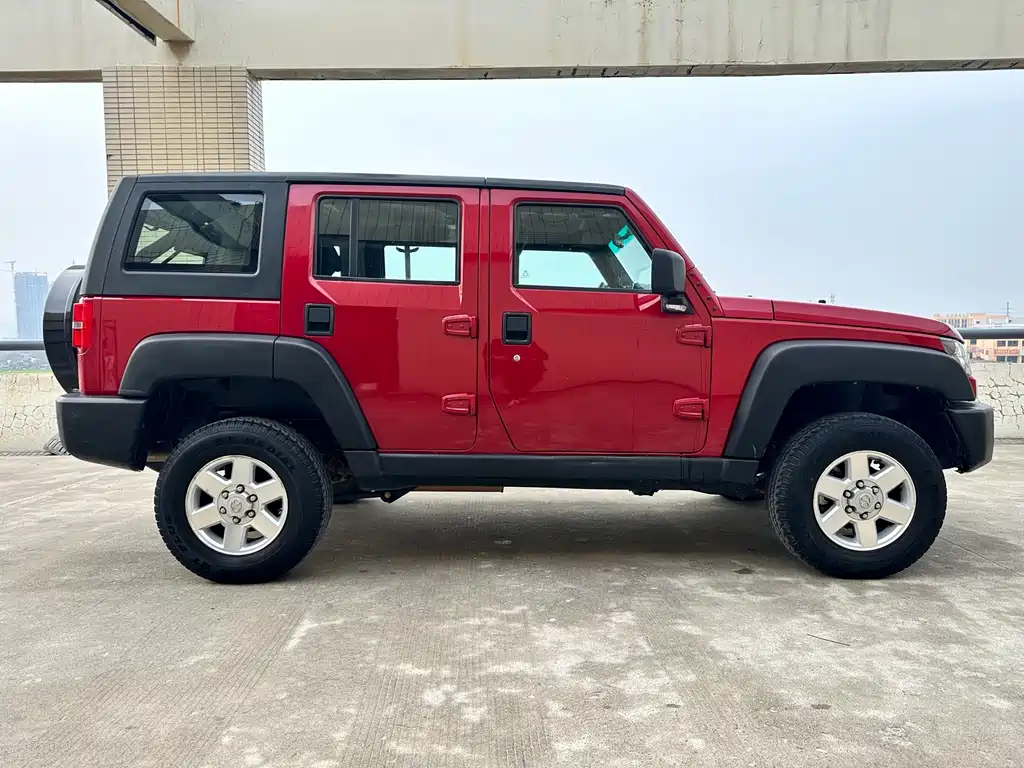 BAIC BJ40 40 L 2.0 T Manual 2 WD Luxury