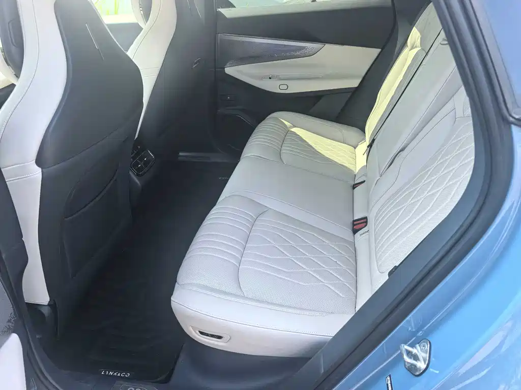 Lynk & Co 08 EM-P 210 4 WD Performance Ultra H7