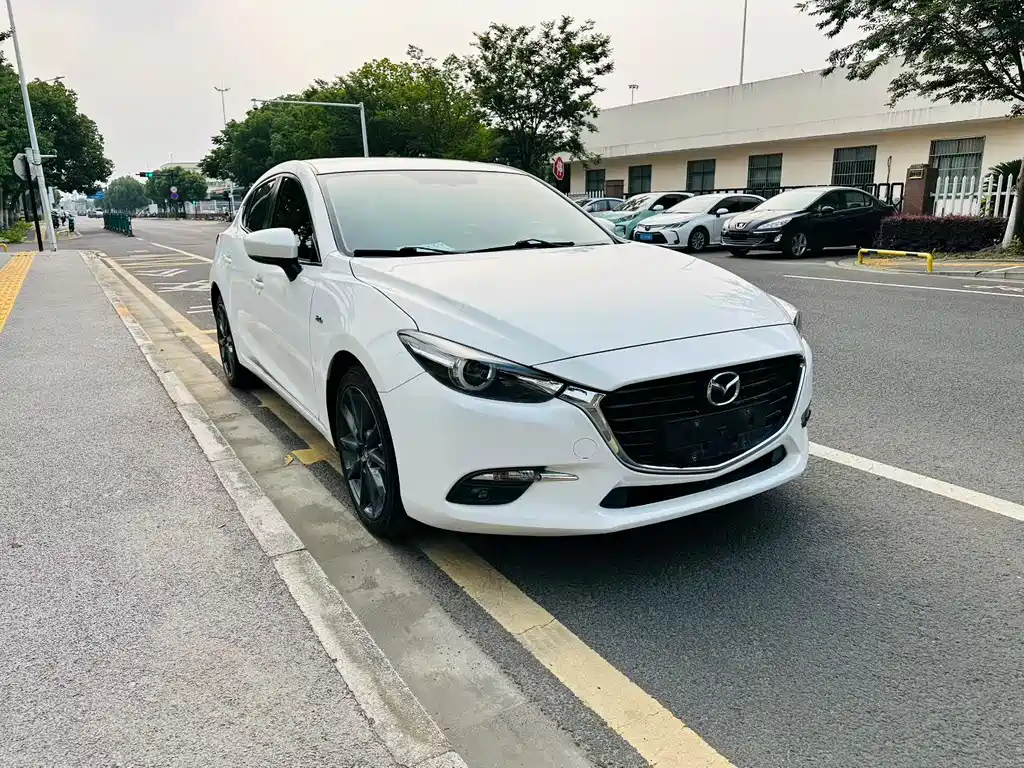 Mazda 3 Axela Hatchback 2.0 L Auto Sport CN-V