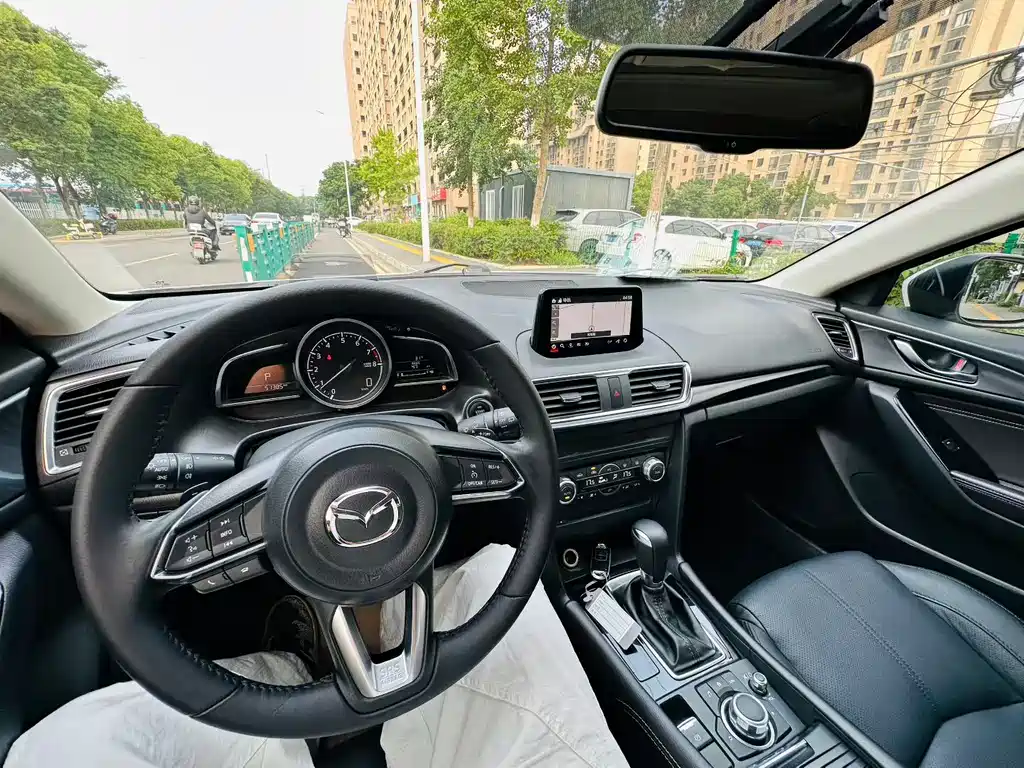 Mazda 3 Axela Hatchback 2.0 L Auto Sport CN-V