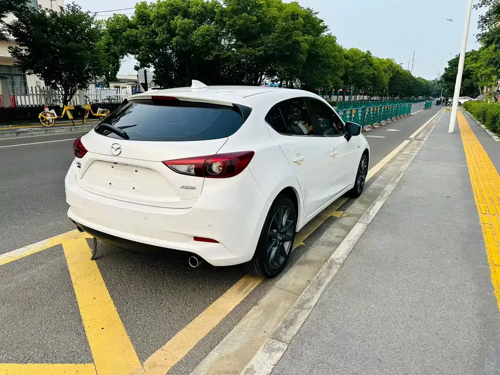 Mazda 3 Axela Hatchback 2.0 L Auto Sport CN-V