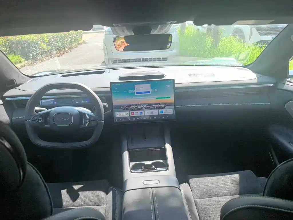 Lynk & Co 10 EM-P 领克10 2025款 240四驱Ultra运动版