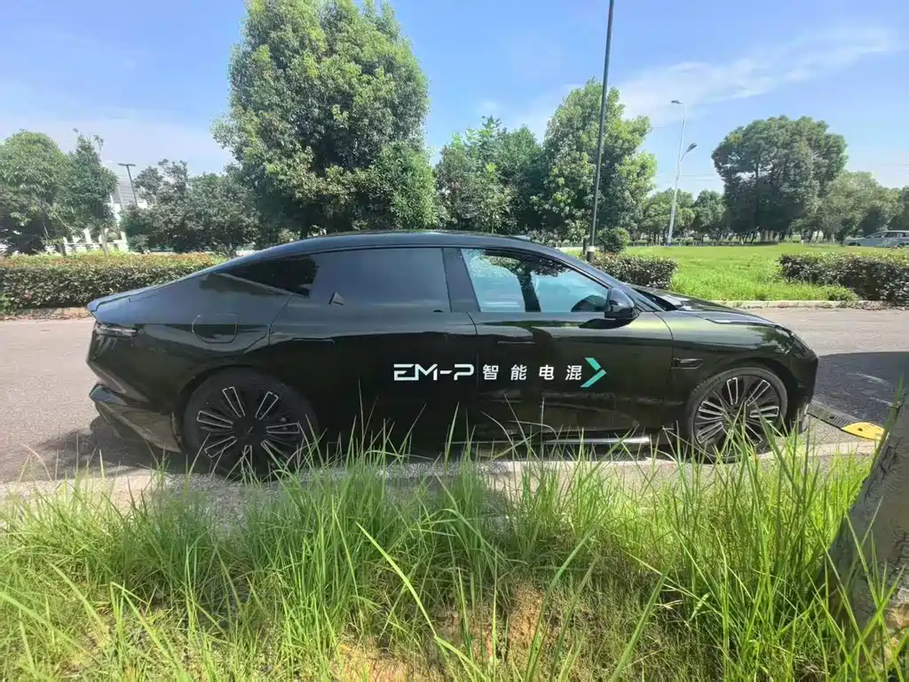 Lynk & Co 10 EM-P 领克10 2025款 240四驱Ultra运动版