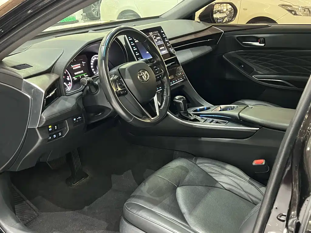 Avalon 2.5 L Touring Distinguished CN-V