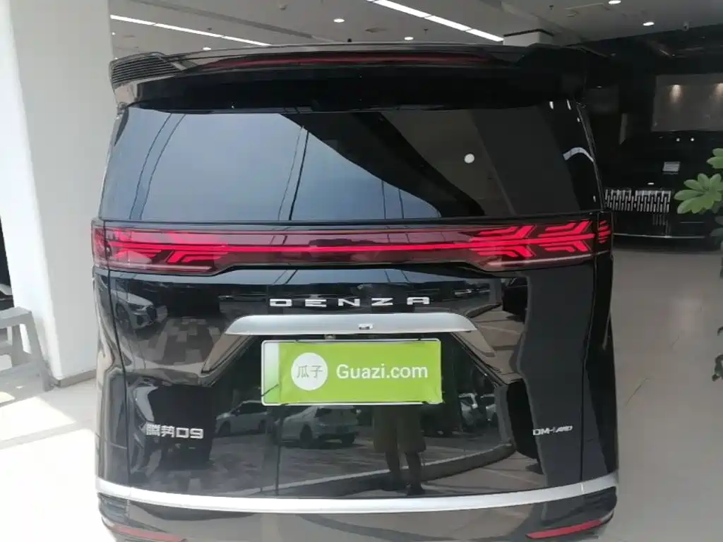 Denza D9 DM-i 980 4 WD Honored