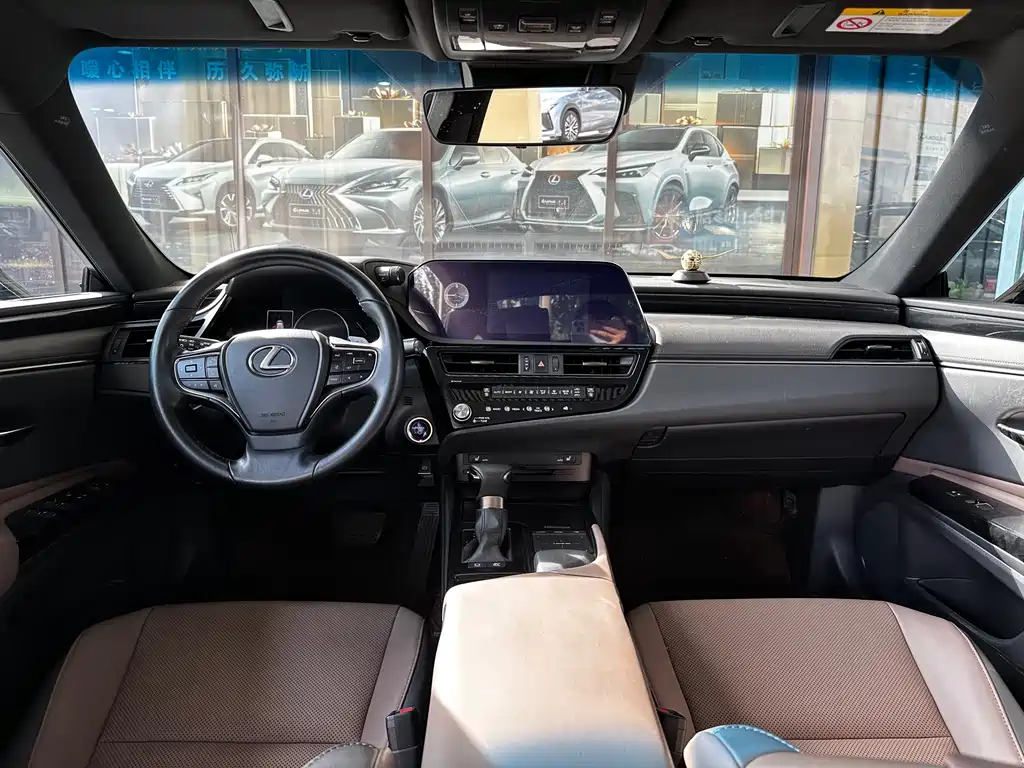 Lexus ES 300 h Outstanding