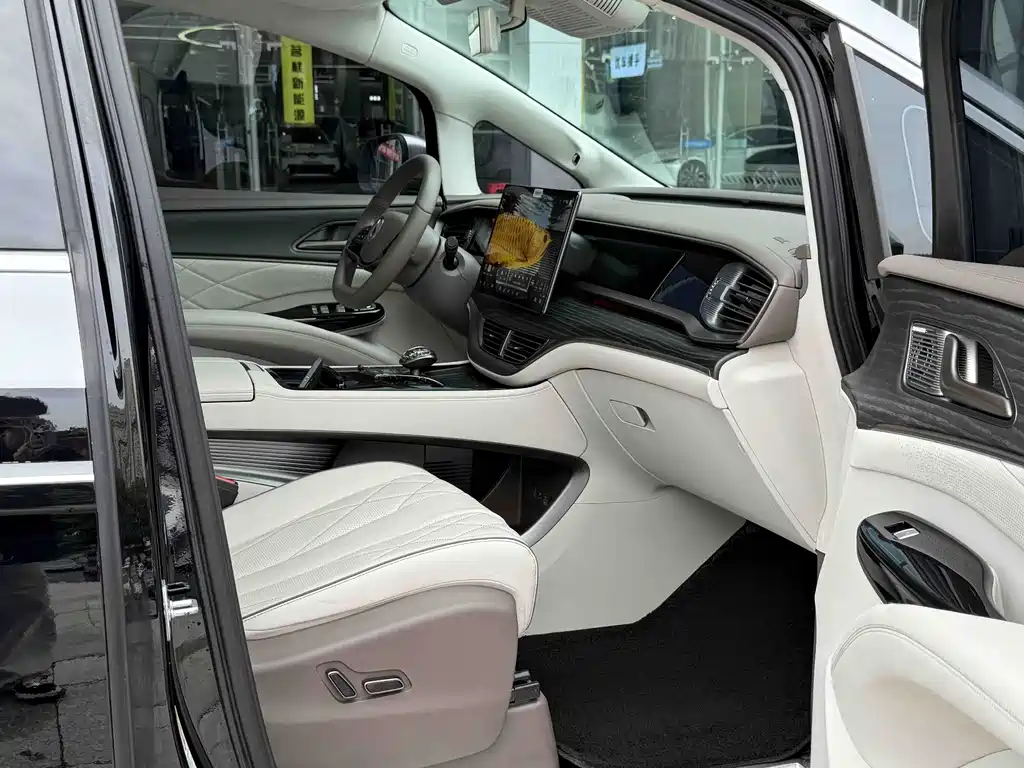 Denza D9 DM-i 980 4 WD Flagship