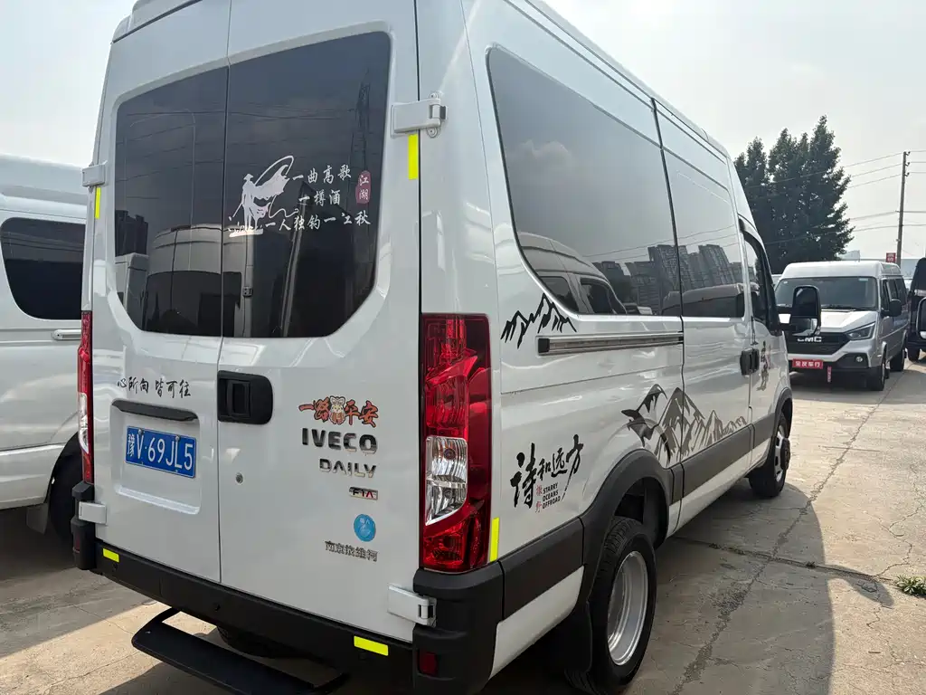 IVECO Daily 依维柯欧胜 2021款 2.0 T 手动超瑞长轴短悬高顶手动门F1 A