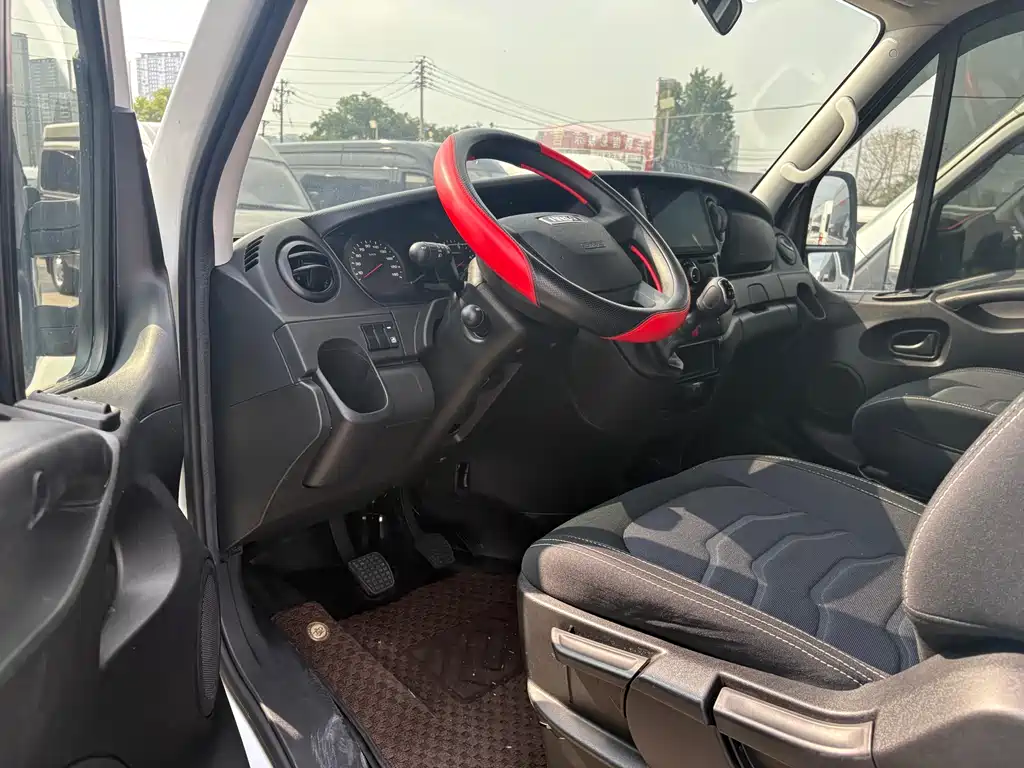 IVECO Daily 依维柯欧胜 2021款 2.0 T 手动超瑞长轴短悬高顶手动门F1 A